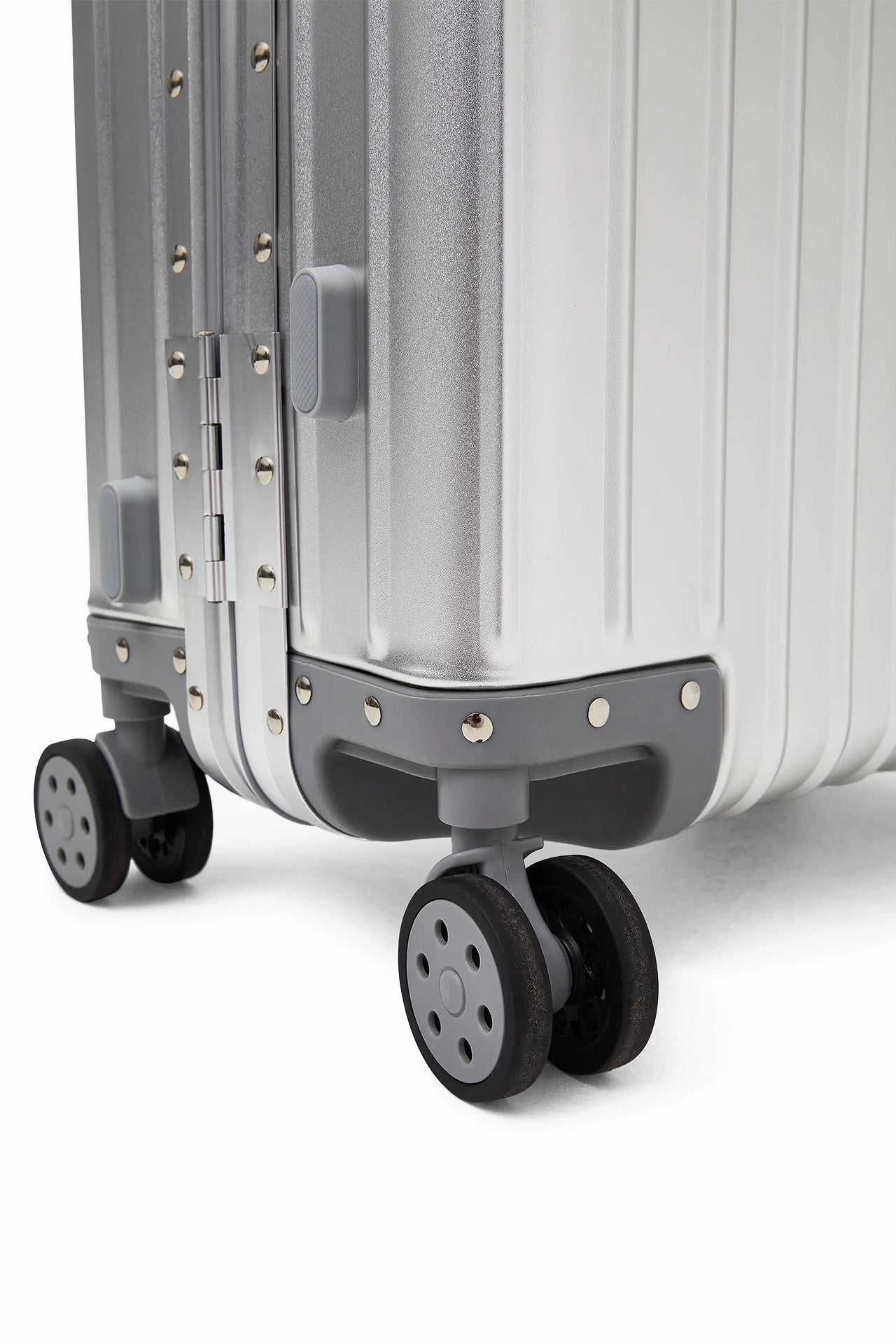 SILVER "VOYAGER" SUITCASE