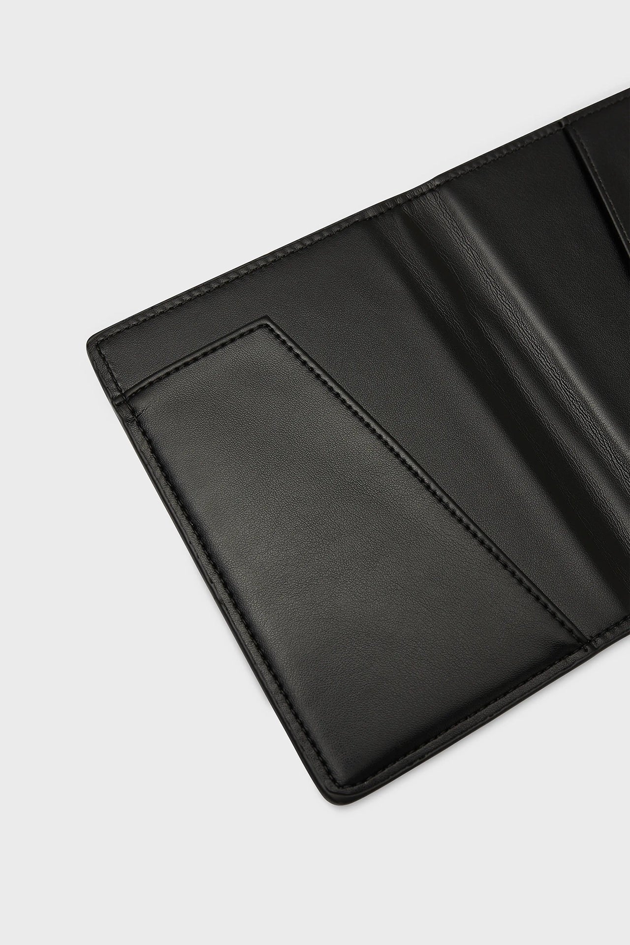 BLACK "VOYAGER" PASSPORT CASE